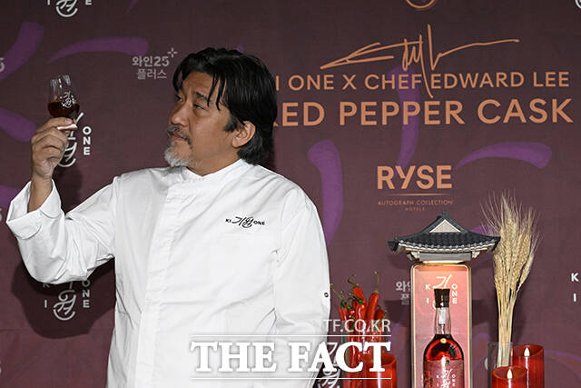 '레드 페퍼 캐스크' 위스키를 시향하고 있는 에드워드 리 셰프.
