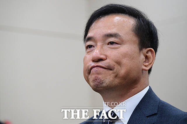 김종철 방송미디어통신위원회 위원장 후보가 16일 오전 서울 여의도 국회 과학기술정보방송통신위원회에서 열린 인사청문회에 출석해 생각에 잠겨있다. /남윤호 기자