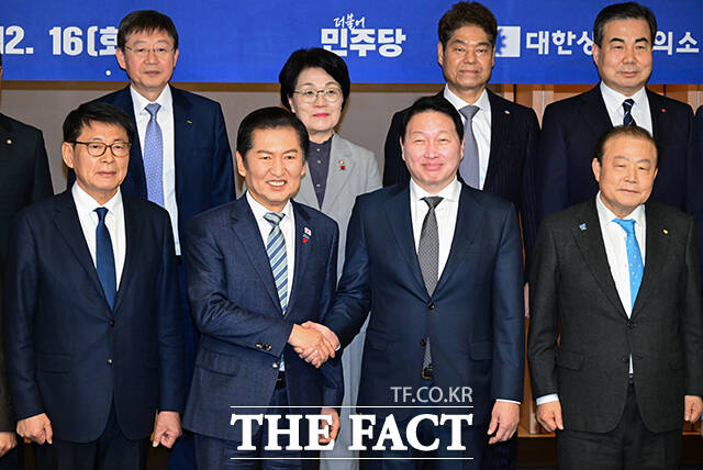 16일 오전 서울 중구 대한상공회의소에서 열린 더불어민주당-대한상공회의소 정책 간담회에서 정청래 민주당 대표와 최태원 대한상의 회장이 악수하고 있다. 앞줄 왼쪽부터 서삼석 민주당 최고위원, 정청래 대표, 최태원 회장, 양재생 부산상공회의소 회장. /남윤호 기자