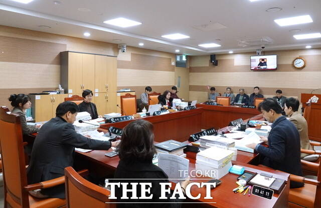 아산시의회 기획행정농업위원회, 제263회 제2차 정례회서 2026년도 본예산 심의…오전 1시 40분까지 이어진 회의 모습. /아산시의회
