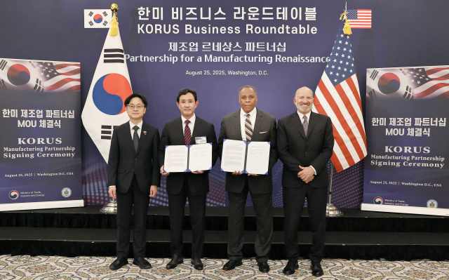 고려아연이 지난 8월 미국 록히드마틴과 게르마늄 공급·구매 및 핵심광물 공급망 협력을 위한 양해각서(MOU)를 체결하는 모습. (왼쪽부터) 김정관 산업통상자원부 장관, 최윤범 고려아연 회장, 마이클 윌리엄슨 록히드마틴 인터내셔널 사장, 하워드 러트닉 미국 상무부 장관.