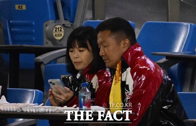 자본시장법 위반 혐의를 받는 윤관·구연경 부부가 16일 서울남부지법에서 열린 결심공판에서 혐의를 모두 부인했다. 사진은 부부가 지난 3월 27일 서울 송파구 잠실야구장에서 열린 2025 KBO리그 LG 트윈스와 한화 이글스의 경기를 관람하는 모습. /더팩트 DB