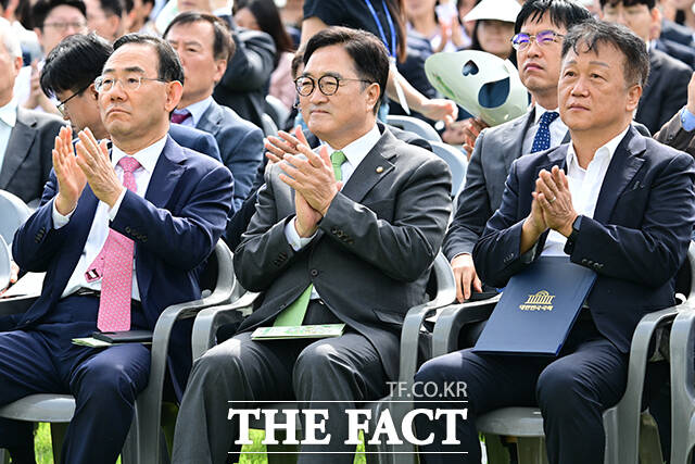 더불어민주당은 16일 오후 국회 의안과에 국민의힘 소속 주호영(왼쪽) 국회부의장 사퇴 촉구 결의안을 제출했다. 사진 가운데는 우원식 국회의장. /남윤호 기자