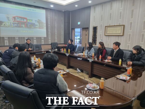 대전지방조달청은 16일 계약담당자 업무 전문성 강화를 위해 수처리물품 전문 제조기업인 주식회사 디에이치를 방문해 생산공장 현장학습을 진행했다. /대전지방조달청