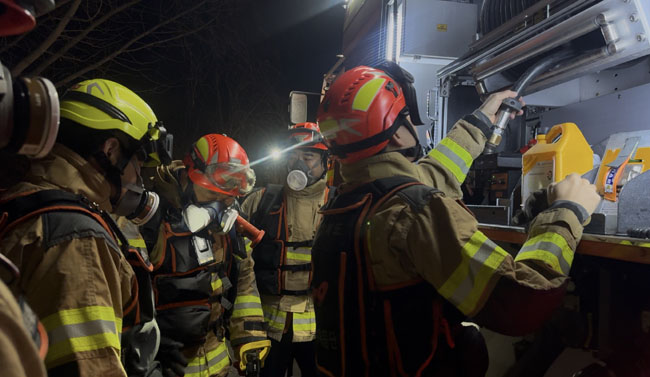 경상북도 119산불특수대응단이 팀단위 야간산불진화훈련을 하고 있다. / 경북 119산불특수대응단