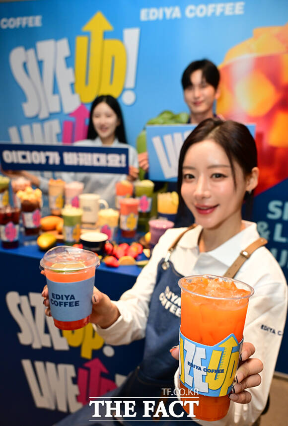 이디야커피가 16일 서울 중구 이디야커피 매장에서 음료 용량 확대 및 메뉴 라인업 개편을 알리는 'SIZE UP & LINE UP' 행사를 연 가운데, 모델들이 제품을 선보이고 있다. /이새롬 기자