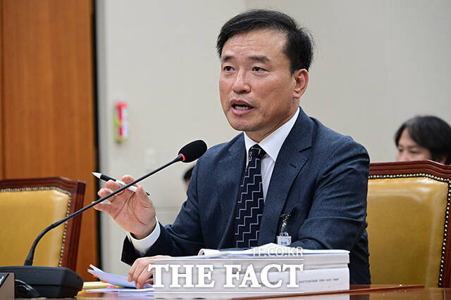 미소지으며 질의 듣는 김종철 후보자.