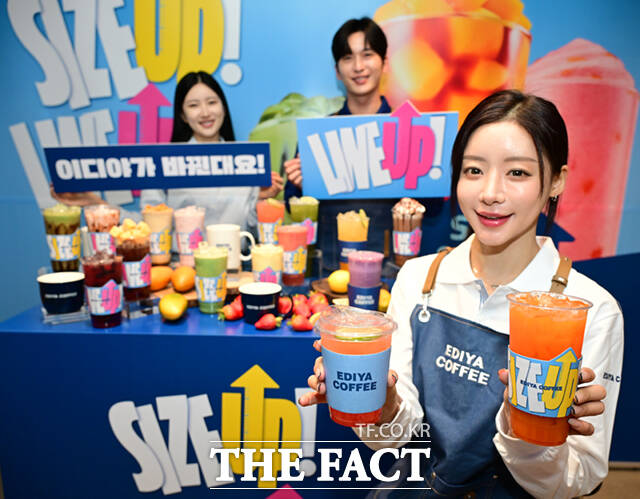 이디야커피가 16일 서울 중구 이디야커피 매장에서 음료 용량 확대 및 메뉴 라인업 개편을 알리는 'SIZE UP & LINE UP' 행사를 연 가운데, 모델들이 제품을 선보이고 있다. /이새롬 기자