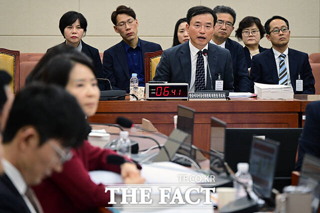 미소지으며 질의 듣는 김종철 후보자.