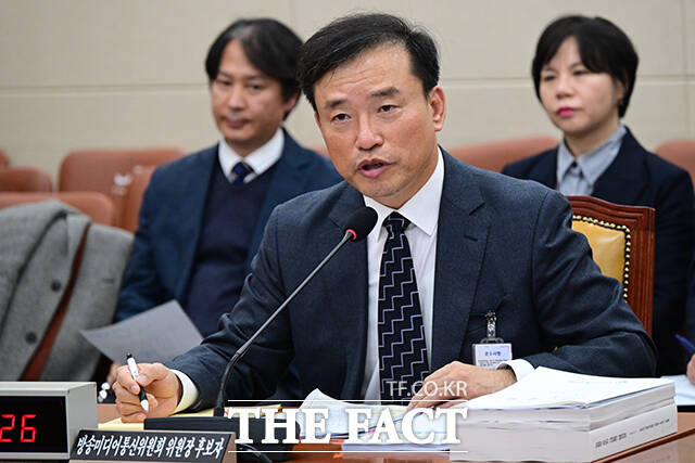 미소지으며 질의 듣는 김종철 후보자.