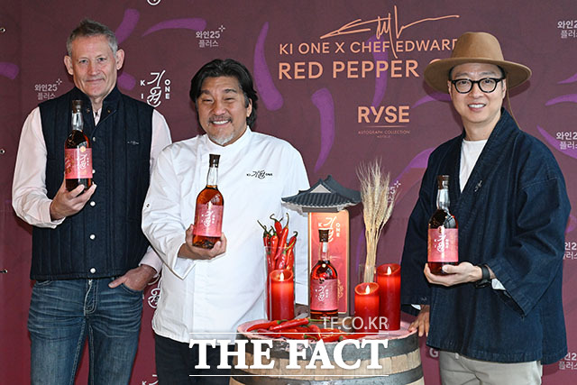 '레드 페퍼 캐스크' 선보이는 앤드류 샌드 마스터와 에드워드 리 셰프, 도정한 기원 위스키 대표(왼쪽부터).