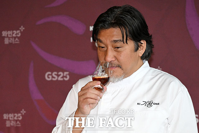 '레드 페퍼 캐스크' 선보이는 앤드류 샌드 마스터와 에드워드 리 셰프, 도정한 기원 위스키 대표(왼쪽부터).