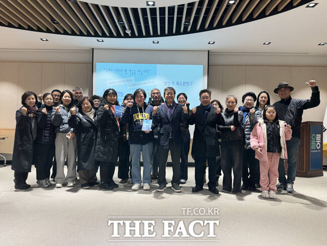 행사 관계자들이 단체 기념사진을 찍고 있다. /울릉군