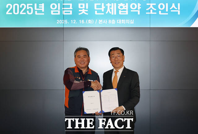 16일 한국국토정보공사 본사에서 어명소 LX공사 사장(오른쪽)과 위경열 한국국토정보공사노동조합 위원장이 2025년 임금 및 단체협약에 최종 서명 후 기념 촬영을 하고 있다. /LX공사