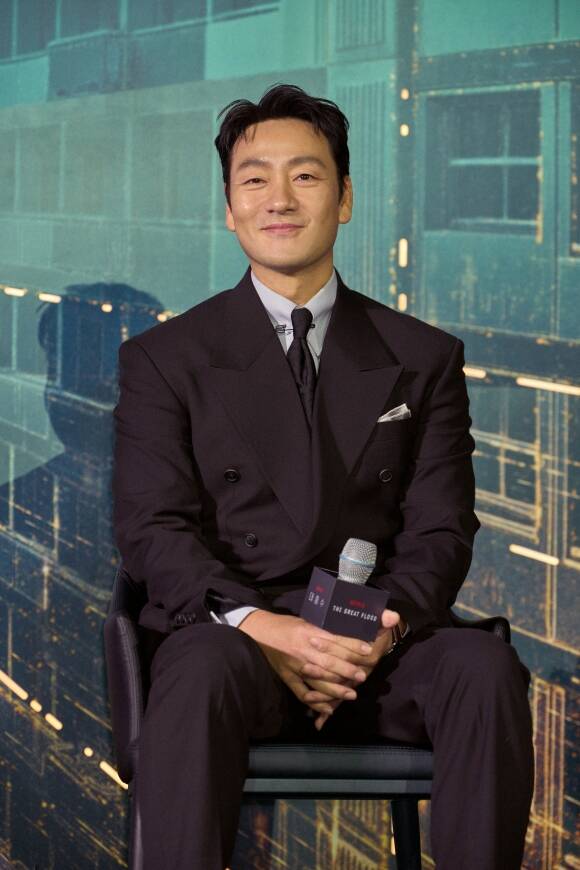 배우 박해수가 앞서 공개된 넷플릭스 새 시리즈 '자백의 대가'에 이어 이번에는 새 영화 '대홍수'로 전 세계 시청자들을 만난다. /넷플릭스