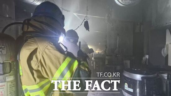 15일 오후 10시 28분쯤 경기 구리시 교문동의 한 음식점에서 화재가 발생한 가운데 소방대원들이 화재 현장인 주방에서 잔불을 정리하고 있다. /경기북부소방재난본부