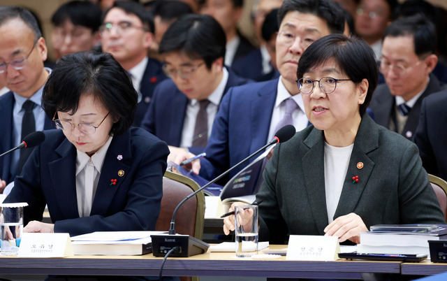 16일 보건복지부가 통합돌봄 안착, 지역의료 강화, 의료비 부담 완화, 연금개혁 등을 중점 추진과제로 꼽았다. 정은경 보건복지부 장관이 이날 세종시 정부세종컨벤션센터에서 열린 보건복지부(질병관리청)·식품의약품안전처 업무보고에서 발언하고 있다. /뉴시스