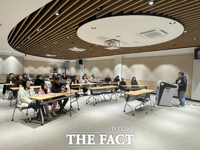 김민정 독도문방구 대표가 북콘서트를 진행하고 있다. /울릉군