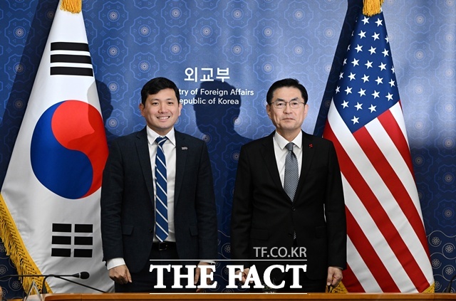 한미 양국의 대북정책을 조율하기 위한 정례 협의가 16일 개시됐다. 사진은 협의에 참석한 정연두 외교전략정보본부장(오른쪽)과 케빈 김 주한미국대사대리. /뉴시스