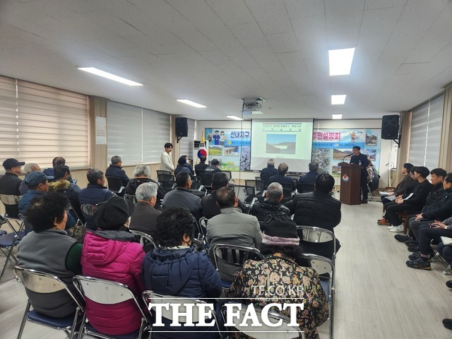 16일 정읍시 산내면사무소에서 '산내지구 농어촌생활용수 개발사업' 주민설명회가 열린 가운데 참석자들이 시 관계자로부터 사업 개요와 공사 일정 등에 대한 설명을 듣고 있다. /정읍시