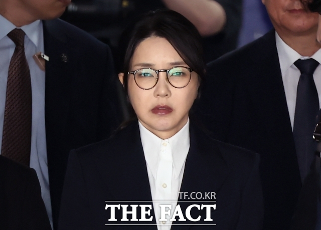 이 전 대표는 2011년 6월께 권오수 전 도이치모터스 대표에게 '투자를 위해 돈을 빌려달라'고 요청했는데, 권 전 대표가 이를 김 여사에게 부탁해 김 여사가 15억 원을 블랙펄인베스트 계좌로 입금한 것으로 알려졌다. /사진공동취재단