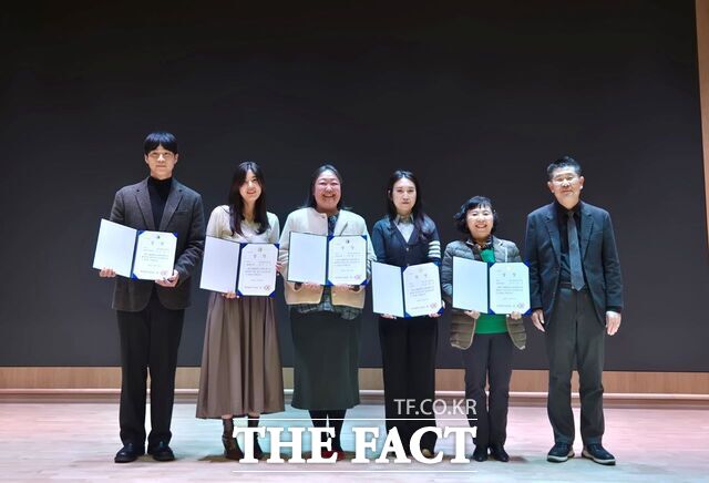 16일 대전교육과학연구원에서 열린 2025학년도 교육연구 활동 성과공유회에 참석한 교사들이 표창을 받은 후 기념촬영을 하고 있다. /대전시교육청