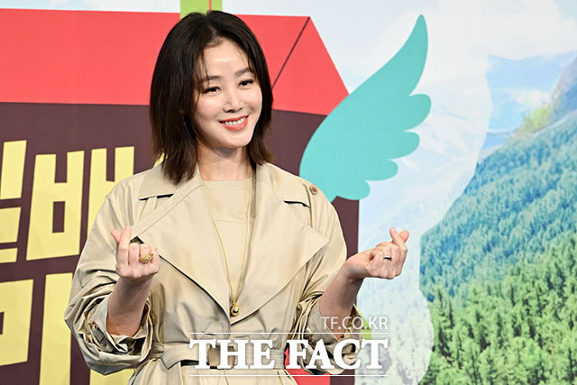 '당일배송 우리집' 미소가 아름다운 네 자매. 방송인 장영란과 배우 하지원, 김성령, 안무가 가비(왼쪽부터).