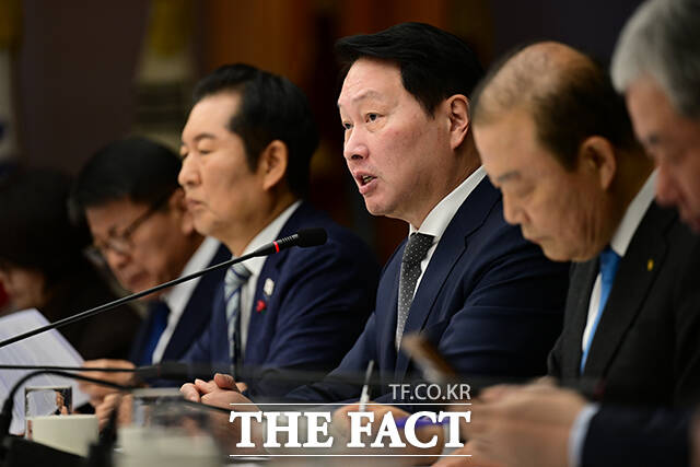 더불어민주당 대표 맞아 인사말하는 최태원 회장.