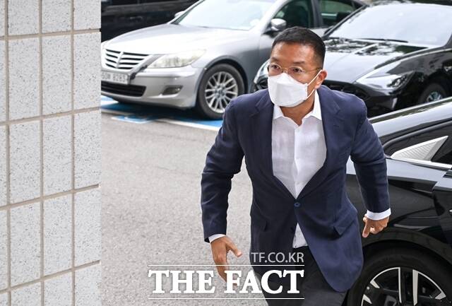 검찰이 미공개 정보를 이용한 주식 매입 혐의를 받는 고 구본무 LG그룹 선대 회장의 맏딸 구연경 LG복지재단 대표와 남편 윤관 블루런벤처스(BRV) 대표에게 징역형을 구형했다. /장윤석 기자