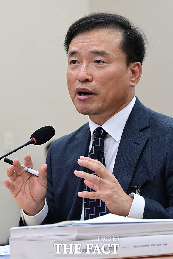 미소지으며 질의 듣는 김종철 후보자.