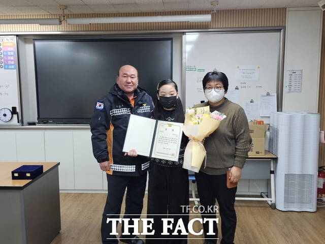 충남 천안동남소방서가 '2025년 어린이 불조심 포스터 그리기 공모전'에서 우수작을 출품한 학생 6명에게 표창장을 수여했다. /천안동남소방서