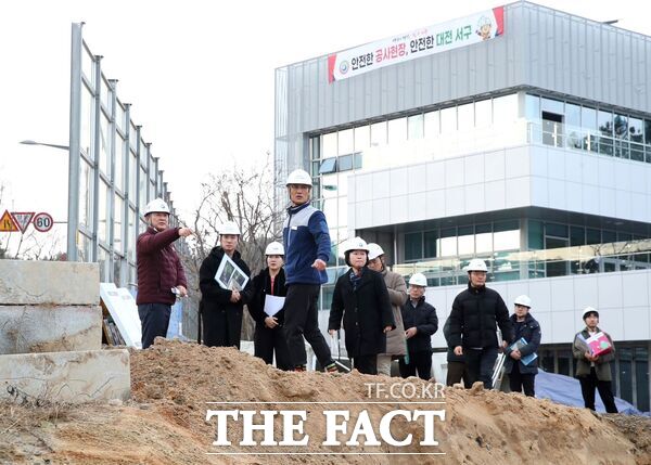 서철모 대전 서구청장과 구 관계자 및 건축 관계자 합동으로 15일 가수원근린공원 복합생활관 건립의 마무리를 위한 현장 점검을 진행했다. /대전 서구