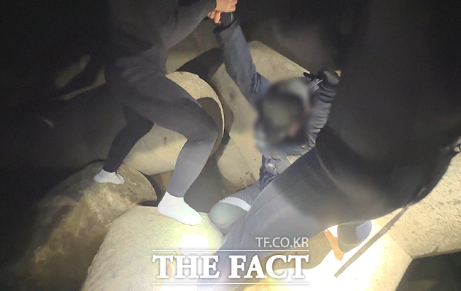 15일 오후 삼척시 궁촌항 남방파제에서 해경이 테트라포드 사이로 추락한 20대 남성을 구조하고 있다. /동해지방해양경찰청