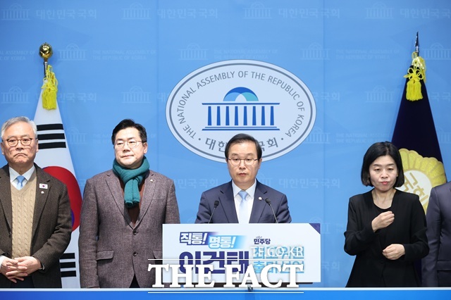 이건태 더불어민주당 의원이 지난 11일 오전 서울 여의도 국회 소통관에서 최고위원 보궐선거 선거 출마선언을 하고 있다. 이 자리에 이재명 대표 체제에서 원내대표를 지냈던 박찬대(왼쪽에서 두 번째) 의원이 함께한 모습. /뉴시스