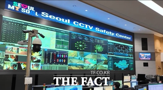 서울시가 AI 기반 지능형 CCTV를 중심으로 한 '디지털 안전도시' 조성에 속도를 내고 있다. 사진은 서울시 CCTV 안전센터. /서울시