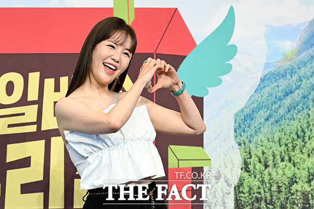 '당일배송 우리집' 미소가 아름다운 네 자매. 방송인 장영란과 배우 하지원, 김성령, 안무가 가비(왼쪽부터).