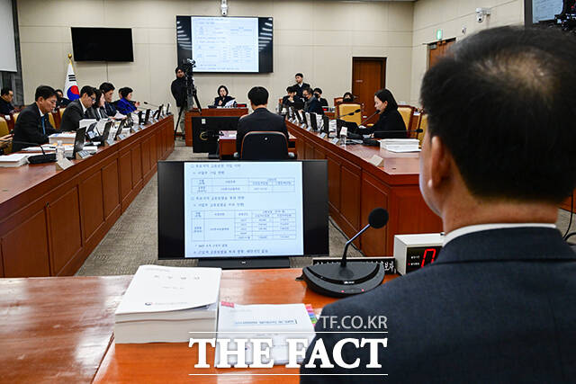 김종철 방송미디어통신위원회 위원장 후보가 16일 오후 서울 여의도 국회 과학기술정보방송통신위원회에서 열린 인사청문회에 출석해 한국공법학회 고용보험료 부과 현황 자료를 바라보고 있다. /국회=남윤호 기자