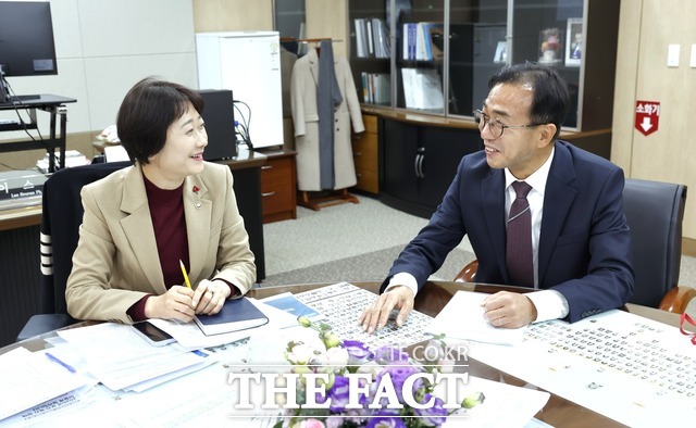 서영학 전 대통령비서실 행정관이 15일 세종시 정부청사에서 보건복지부 차관을 만나 국립재활원 남부분원 여수 유치와 응급 화상 치료 체계 구축 방안에 대해 설명하고 있다. /서영학 전 행정관