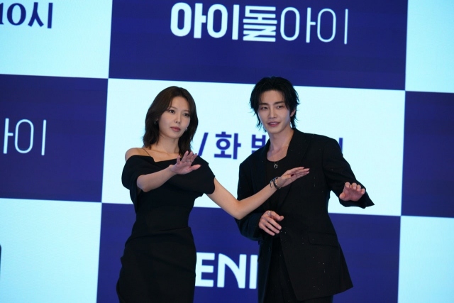 배우 최수영(왼쪽)과 김재영이 보여줄 미스터리 법정 로맨스 지니TV 새 오리지널 드라마 '아이돌아이'는 오는 22일 밤 첫 방송된다. /지니TV