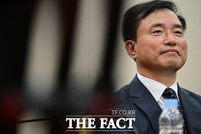 미소지으며 질의 듣는 김종철 후보자.