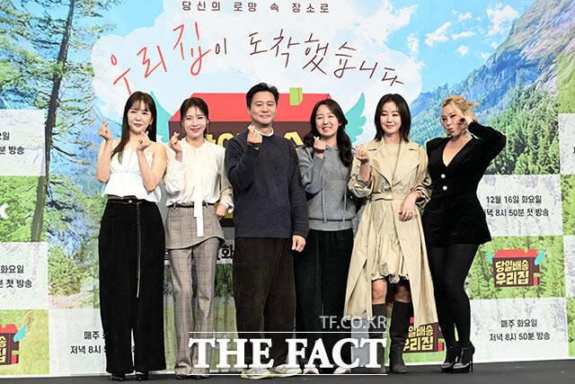 방송인 장영란, 배우 하지원, 손창우 CP, 신기은 PD, 배우 김성령, 안무가 가비(왼쪽부터)가 16일 오후 2시 서울 구로구 더 링크 서울 호텔에서 열린 JTBC 예능프로그램 '당일배송 우리집' 제작발표회에 참석해 다양한 이야기를 나눴다. /남용희 기자