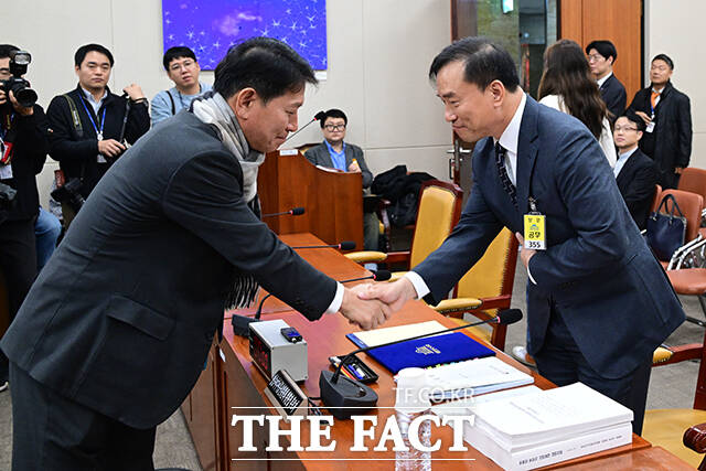 조인철 더불어민주당 의원(왼쪽)이 인사청문회에 참석하며 김종철 후보자와 악수하고 있다.