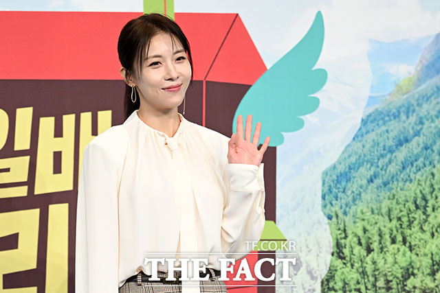 포즈 취하는 하지원.