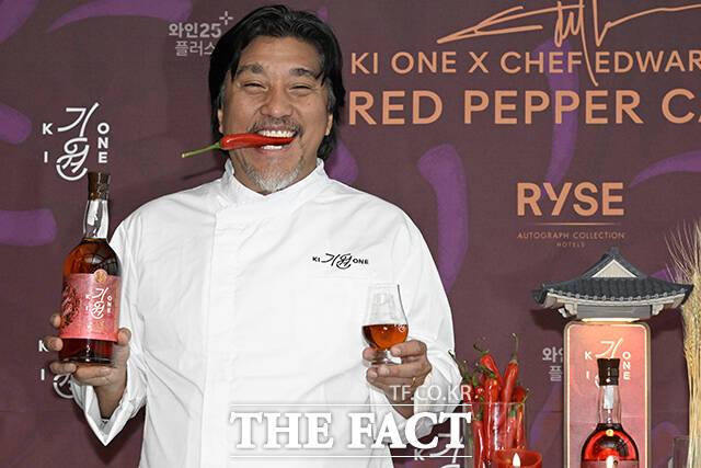 '레드 페퍼 캐스크' 위스키를 시향하고 있는 에드워드 리 셰프.