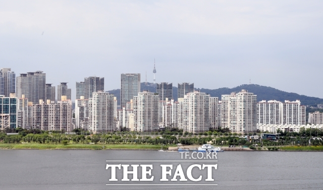 서울 재건축·재개발 사업지에서 건설사들의 경쟁 입찰이 줄고 있다. 건설 경기가 좋지 않은 데다 공사비 상승으로 사업성이 확실한 곳에만 입찰에 나서고 있어서다. /더팩트 DB