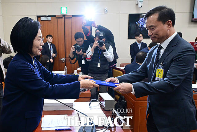 김종철 방송미디어통신위원회 위원장 후보(오른쪽)가 16일 오전 서울 여의도 국회 과학기술정보방송통신위원회에서 열린 인사청문회에 출석해 최민희 위원장에게 선서문을 제출하고 있다. /국회=남윤호 기자