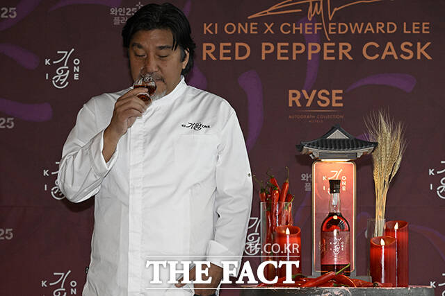 '레드 페퍼 캐스크' 위스키를 시향하고 있는 에드워드 리 셰프.