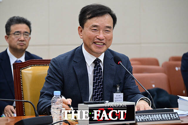 미소지으며 질의 듣는 김종철 후보자.