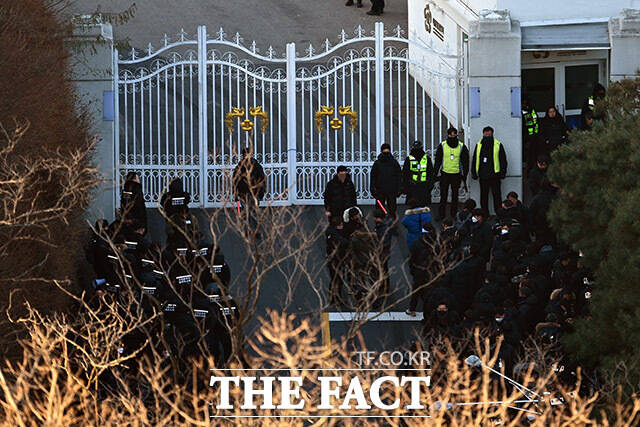 윤석열 전 대통령에 대한 고위공직자범죄수사처(공수처)의 2차 체포영장이 집행된 지난 1월15일 오전 서울 용산구 한남동 윤 대통령 관저 내부에서 공수처 수사관들과 경호처 관계자들이 대치하고 있다. /남윤호 기자