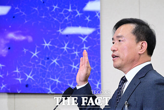 김종철 후보가 인사청문회에서 증인선서를 하고 있다.